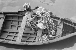 Reisefotos Karibik. Trinidad. Kostümierte Musikanten in einem Ruderboot