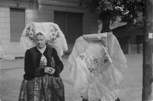 Frauen in Kirchgangstracht aus dem Spreewald. : Žonje w kemšacej drasće z Błótow.