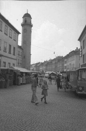 Hof: vom Platz vor der Michaeliskirche in Klostergasse, mit Turm des Rathauses