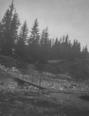 Landschaftsblick : Blick in einem Landschaft, im Vordergrund ein Kanal, der durch eine Felsmauer gesichert ist und von einer Fußgängerbrücke überspannt ist.