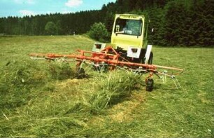 Fotografie: Heckanbau, Kreiselzettwender, Systemtraktor