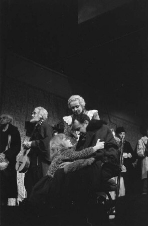Szenenbilder aus dem Stück"Wir sind noch einmal davongekommen" von Thornton Wilder am Hebbel-Theater in Berlin