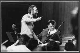 Friedrich Goldmann und Egon Morbitzer : Portrait des Dirigenten Friedrich Goldmann und des Violonisten Egon Morbitzer mit der Staatskapelle Berlin bei den DDR-Musiktagen 1982