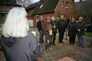 Am Bargfeld 6: Stolpersteinverlegung für Ernst August Bastian: Künstler Gunter Demnig bei Ansprache, rechts Bürgermeister Henning Görtz, 26. November 2009