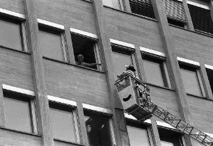 Freiburg im Breisgau: Feuerwehreinsatz mit Hubwagen in der Bismarckallee