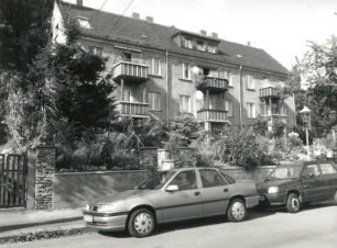 Dresden-Trachau, Schützenhofstraße 56 c/a. Dreifachwohnhaus. Straßenansicht mit Stützmauer und Vrgarten