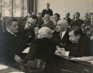Lausanner Abrüstungskonferenz, lebhafte Diskussion der französischen Delegation. von links: Édouard Herriot, A.V. Laurent-Eynac, Pierre Cot, Joseph Paul-Boncour, Prof. René Cassin