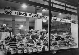 Pro Fleischerei. Mit Wurst und Fleisch gefüllte Auslage