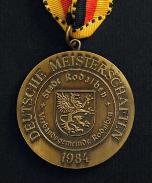 Bronzemedaille Deutsche Meisterschaften in Kurzschrift und Maschinenschreiben in Rodalben 1984 am schwarz-rot-goldenen Band : Sammlung Deutscher Stenografenbund. Bronzemedaille Deutsche Meisterschaften in Kurzschrift und Maschinenschreiben in Rodalben 1984 am schwarz-rot-goldenen Band. Messing, patiniert; Durchmesser 50 mm, Gewicht 48 g (1984; Deschler & Sohn, München). Dresden: SLUB R c 0538