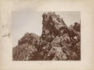 Kalkschichten : Kalkschichten im Gestein am "Puschti-Kuh" im Zagros-Gebirge und einer bewaldeten Stufe.
