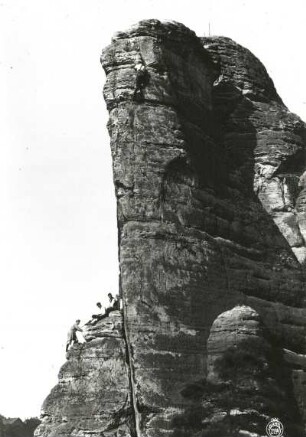 Sächsische Schweiz, Rathener Gebiet. Talwächter. Seilschaft Bruno Henning an der Ostkante (FKV-Kante, VI)