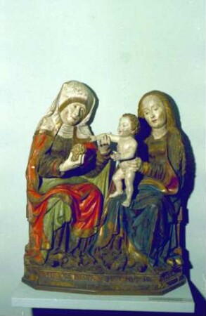 Freiburg: Augustinermuseum, Weinmotiv, Freiburg, Anna Selbdritt, Lindenholz aus einer Kapelle der Umgebung
