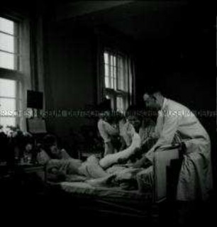 Arbeitsmaiden des Reichsarbeitsdienstes werden in der Krankenpflege unterrichtet