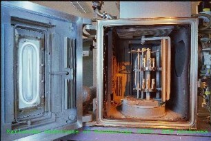 Geöffnete Beschichtungsapparatur am Institut für Materialforschung (IMF)