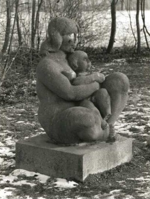Sitzende Mutter mit Kind : Sitzende Mutter mit Kind. Beton (um 1980). Dresden-Leutewitz, Volkskpark