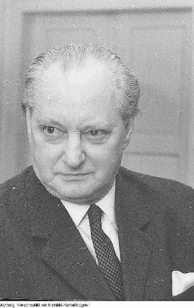 Dresden. Hans Bastian, Stellvertretender Vorsitzender des Stadtvorstandes des Freien Deutschen Gewerkschaftsbundes (FDGB), 1957