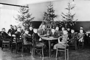 Coswig. Kreispflegeheim Wettinstift (1913, 1919-um 1935; E. Pönisch). Weihnachten im Kinderheim. Waisen mit ihrem Lehrer Molwitz beim Vorlesen