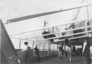 Kreuzfahrten der Hamburg-Amerika Linie, um 1911/1913. Männer beim Medizinballspiel an Bord eines Hochseepassagierdampfers
