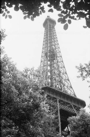 Paris: Eiffelturm, von unten durch Bäume