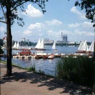 Hamburg. Außenalster : Hamburg. Segelboote am Steg auf der Außenalster, im Hintergrund der Fernsehturm und die Messe