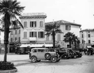 Sirmione, Piazza : Gardasee, Sirmione. Piazza mit Bar Moderno