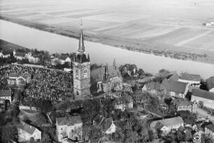 Dresden-Briesnitz. Stadtteilansicht mit Friedhof, Dorfkirche und Elbe. Luftbild-Schrägaufnahme von Südwest