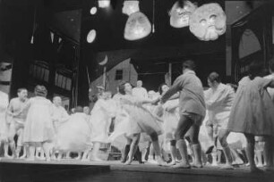 Szenenbilder aus der bayrischen Komödie "Astutuli" von Carl Orff. Mit Fred Düren als Gagler, Steffi Freund als Fundula, Carola Braunbock, Fritz Links, Georg Peter-Pilz u. a. Deutsches Theater Berlin, November 1958