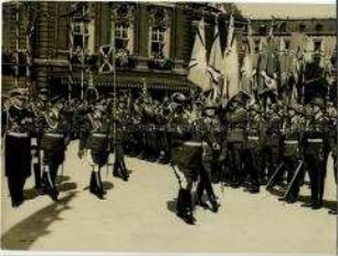 Hermann Göring nimmt eine Parade der Wehrmacht ab