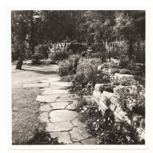 Garten Hermann Leinweber, Berlin-Schlachtensee: Weg mit Stützmauer Sommergarten