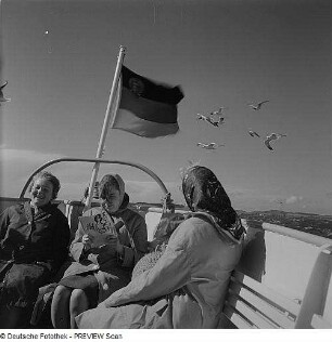Fähre Stralsund - Hiddensee, Fahrt nach Hiddensee, Frauen auf dem Deck einer Fähre