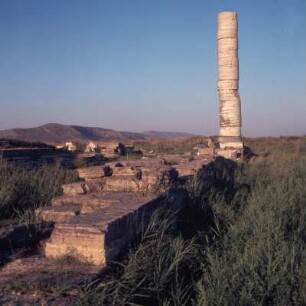 Samos. Äußeres Peripteros. Heraion. Fundamente des äußern Peripteros mit der Kolonna; Rhoikos-Bau, 6. Jh. E70