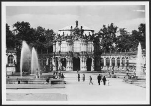 Dresden, Zwinger : Dresden-Altstadt. Zwinger (1709/1728; M. D. Pöppelmann). Zwingerhof gegen Wallpavillon