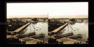 Blick auf Park und Hafen mit Anlegesteg und Booten, Genf