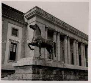 Berlin, Neue Reichskanzlei, Bildhauer Josef Thorak, Figur "Schreitendes Pferd"