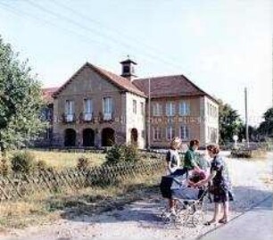 Frauen vor dem Kulturhaus der MTS des Friedens und LPG in Kruge (Kr. Bad Freienwalde)