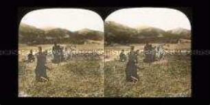 Gruppe japanischer Soldaten an einem Geschütz auf dem Schlachtfeld bei Liaoyang