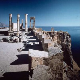 Lindos (Rhodos). Akropolis Burgzinnen, Tempel Athena Lindia auf der oberen Terrasse, hinten Ost-Portikus der großen Stoa OH 66 REPRO