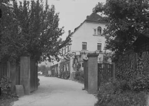 Ehemaliges Schäfersches Gut, ab 1907 "Lohengrinhaus" : Richard-Wagner-Museum (sogen. Lohengrinhaus; Gründung 1907, Wiedereröffnung als Museum 1935) in Graupa, Richard-Wagner-Straße 6. Ehemaliges Schäfersches Gut von 1840.