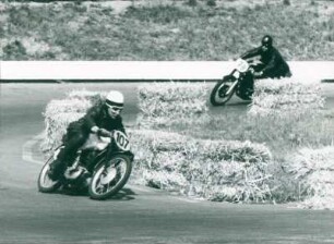 AVUS-Motorradrennen. Das Training der schweren Solomaschinen