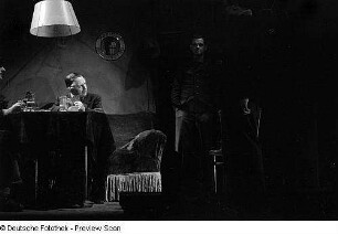 Szenenbilder aus dem Drama "Die Illegalen" von Günther Weisenborn am Hebbel-Theater Berlin