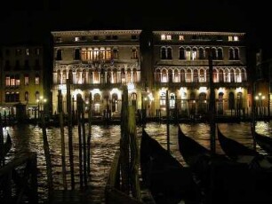 Venedig 2005 - Abend am Kanal Grande : Beleuchteter Palast am Kanal Grande. Aufgenommen im Februar 2005 in Venedig
