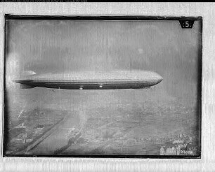 Luftschiff "Graf Zeppelin" LZ 127 über Frankfurt am Main