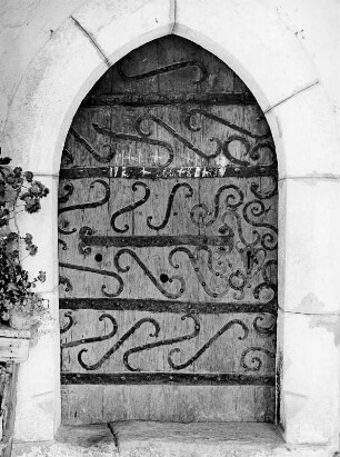 Portaltür : Portaltür. Holz, schmiedeeiserne Beschläge. Guttaring, Pfarrkirche