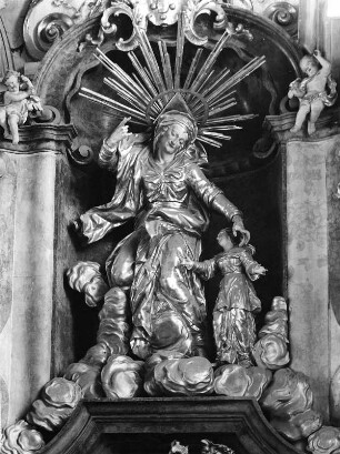 Bekrönung : Bekrönung (1713; E. B.Bendl). Biberbach Kreis Augsburg, Pfarr- und Wallfahrtskirche Heiliges Kreuz, Altar