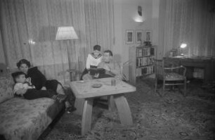 Porträtaufnahmen des Staatssekretärs Dr. Leo Zuckermann und seiner Familie : Leo Zuckermann mit Familie