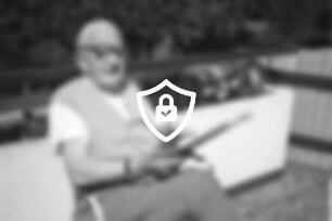 [Name maskiert] geb. 05. [Name maskiert] in Altona: Glinde: Fuhrunternehmer: 90. Geburtstag: Togohof: Jubilar beim Lesen auf dem Balkon