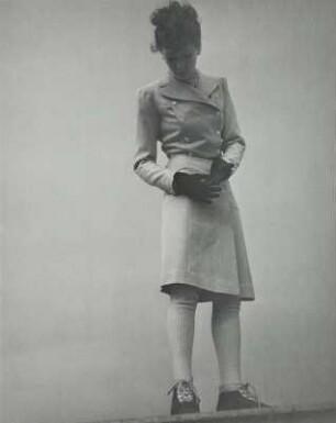 Modeaufnahme, Modell Ruth Haurwitz (femina, unveröffentlicht)