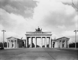 Berlin, Brandenburger Tor, Zustand nach Kriegswiederaufbau. Gesamtbau: Carl Gotthard Langhans; Quadriga von Gottfried Schadow (Guß durch Emanuel Jury)