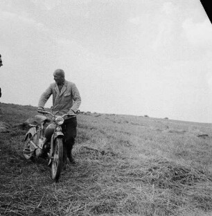Wessin - ein Dorf in Mecklenburg. Mann mit Moped