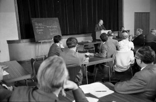 Informationsveranstaltung des städtischen Jugendamts "Jugend und Rauschmittel" für medizinische und pädagogische Fachkräfte sowie Eltern und Jugendliche im Jugendheim Anne Frank